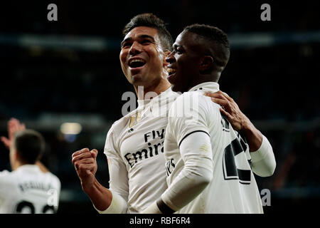 Real Madrid Carlos Henrique Casemiro (L) e Vinicius Jr. (R) celebrare obiettivo durante la Copa del Rey match tra il Real Madrid e il CD Leganes a Santiago Bernabeu Stadium in Madrid. Punteggio finale: Real Madrid 3 - CD Leganes 0 Foto Stock