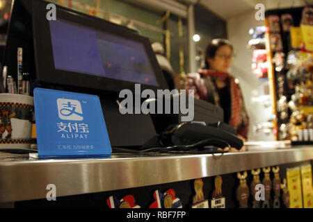 (190110) -- Pechino, 10 gennaio, 2019 (Xinhua) -- Il logo di Alipay è visto in un negozio a Oslo, Norvegia, Dic 12, 2018. Gli utenti di tutto il mondo di Alipay cinese leader online piattaforma di pagamento, supera i 1 miliardi di euro, secondo i dati pubblicati da Alipay il 9 gennaio, 2019. Alipay Ant del gruppo dei servizi finanziari ha detto che ha collaborato con quasi 10 grandi overseas pagamento intelligenti di aziende tra India del Paytm e Tailandia TrueMoney, che ha contribuito al crescente numero di utenti Alipay. Secondo Alibaba la più recente relazione finanziaria trimestrale, Alipay's gli utenti cinesi hanno superato 700 milioni di un Foto Stock