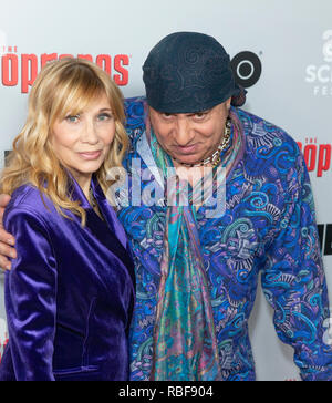 New York, NY - Gennaio 9, 2019: Maureen Van Zandt e Steven Van Zandt frequentare i soprani ventesimo anniversario di screening e di discussione al teatro SVA Foto Stock