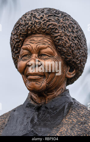 Durban, Sud Africa, 9 gennaio 2019. Staues del Congresso Nazionale Africano (ANC) guardia e gli ex presidenti di partito sul display lungo la Ruth prima autostrada fuori Durban in vista del Congresso Nazionale Africano (ANC) 2019 Manifesto elettorale lanciare insieme a prendere posto a Mosè Mabhida Stadium di Durban sabato 12 gennaio, 2019. Nella foto è ANC Icona e liberazione hero Albertina Sisulu. Jonathan Oberholster/Alamy Live News Foto Stock