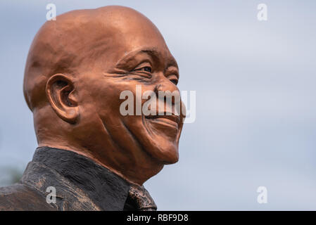 Durban, Sud Africa, 9 gennaio 2019. Staues del Congresso Nazionale Africano (ANC) guardia e gli ex presidenti di partito sul display lungo la Ruth prima autostrada fuori Durban in vista del Congresso Nazionale Africano (ANC) 2019 Manifesto elettorale lanciare insieme a prendere posto a Mosè Mabhida Stadium di Durban sabato 12 gennaio, 2019. Nella foto è l ex presidente sudafricano Jacob Zuma. Jonathan Oberholster/Alamy Live News Foto Stock