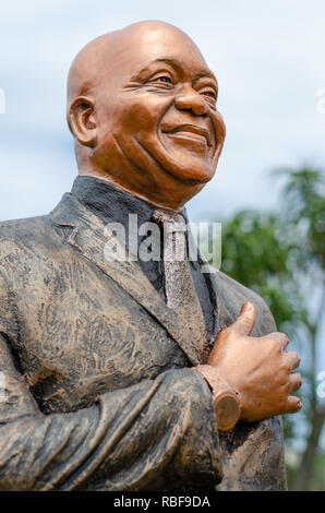 Durban, Sud Africa, 9 gennaio 2019. Staues del Congresso Nazionale Africano (ANC) guardia e gli ex presidenti di partito sul display lungo la Ruth prima autostrada fuori Durban in vista del Congresso Nazionale Africano (ANC) 2019 Manifesto elettorale lanciare insieme a prendere posto a Mosè Mabhida Stadium di Durban sabato 12 gennaio, 2019. Nella foto è l ex presidente sudafricano Jacob Zuma. Jonathan Oberholster/Alamy Live News Foto Stock