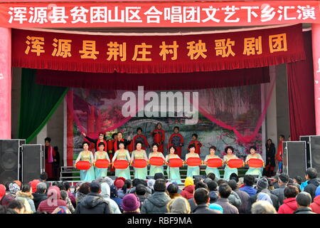 (190110) -- Pechino, 10 gennaio, 2019 (Xinhua) -- un coro composto da gente di impoverimento delle zone di montagna eseguire per gli abitanti di un villaggio in Jingzhuang villaggio della contea di Hunyuan, nel nord della Cina di nella provincia di Shanxi, Gen 3, 2019. Nel novembre 2013, XVIII Comitato Centrale del Partito comunista cinese ha tenuto la sua terza sessione plenaria di concentrarsi su in maniera esauriente approfondimento della riforma. Nei cinque anni dopo la sessione, la Cina è stata lo svolgimento di iniziative culturali riforma del sistema, inaugurando una nuova situazione di socialista costruzione culturale in una nuova era con ferma fiducia culturale. (Xinhua/Cao Yang) Foto Stock