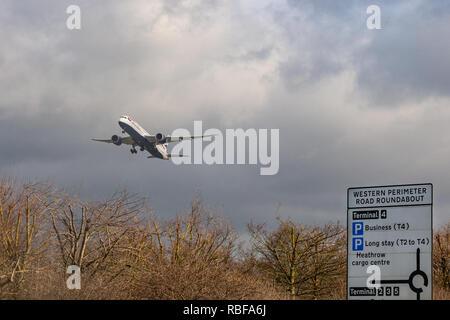 Londra, Regno Unito. 10 gennaio 2019, Heathrow di Londra, Inghilterra; l'aeroporto di Heathrow: aeroporto di Heathrow voli sono tornato alla normalità dopo un sospetto drone avvistamento voli interrotta per un breve periodo di tempo; un volo British Airways decolla da Heathrow Airpots internazionale dopo i voli sono stati fermati per un breve periodo di tempo a causa di una possibile drone di avvistamento. Credito: Mark Cosgrove/news immagini Foto Stock