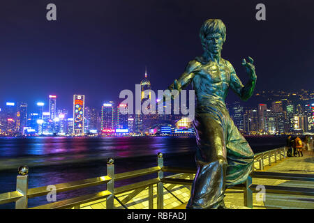 Hong Kong, Cina. L'8 dicembre, 2014. Bruce Lee statua visto in Hong Kong Credit: Daniel Fung SOPA/images/ZUMA filo/Alamy Live News Foto Stock