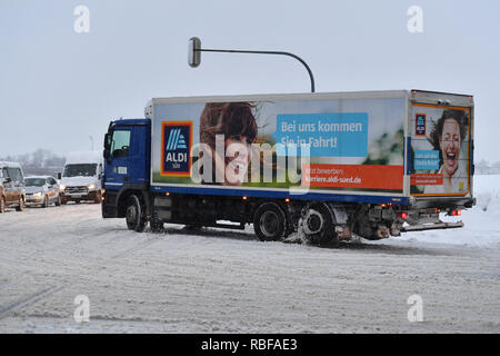 Monaco Riem, Deutschland. Decimo gen, 2019. ALDI Sud carrello. Caos neve sulle strade della Baviera - come qui sull'autostrada A94 in Muenchen Riem è il traffico di pendolari, in mattinata sulla neve-slick strade. Auto, auto, PKSWs, la guida su una strada innevata, traffico automobilistico, il traffico stradale, Autobahn.Berufsverkehr continuando nevicata su 10.01.2019, prevedono per la neve caos traffico caotico, inverno esordio in Baviera. | Utilizzo di credito in tutto il mondo: dpa/Alamy Live News/Alamy Live News Foto Stock