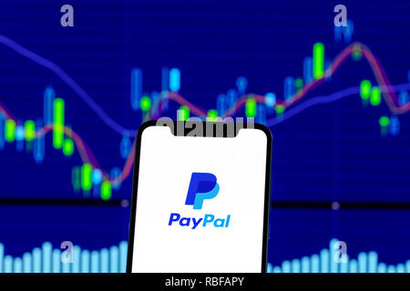 Hong Kong, Cina. 28 dicembre, 2018. Il logo di Paypal è visibile su un telefono cellulare Android su Grafico azionario. Credito: Daniel Fung SOPA/images/ZUMA filo/Alamy Live News Foto Stock