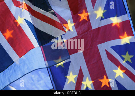 Pechino, Cina. Decimo gen, 2019. Le Bandiere della UE e il Regno Unito sono visti al di fuori della sede del parlamento di Londra, Gran Bretagna, il 9 gennaio. 2019. La Gran Bretagna è Brexit dibattito alla Camera dei comuni sulla proposta di accordo sui termini del Regno Unito il ritiro e il futuro delle relazioni con l'UE ha iniziato Mercoledì davanti ad un voto previsto per gennaio. 15. Credito: Tim Irlanda/Xinhua/Alamy Live News Foto Stock