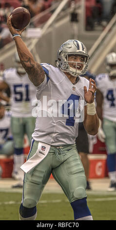 Santa Clara, California, USA. 2 Ottobre, 2016. Dallas Cowboys quarterback Dak Prescott (4) passa downfield domenica 2 ottobre, 2016, a Levis Stadium di Santa Clara, California. Il cowboy sconfitto il 49ers 24-17. Credito: Al di Golub/ZUMA filo/Alamy Live News Foto Stock