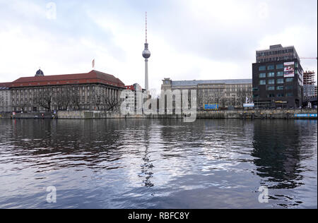 Berlino, Germania. Decimo gen, 2019. Vista sul Fiume Sprea. La torre della televisione può essere visto in background. Vi è stata così scarsa alimentazione idrica che il fiume di Berlino bobbed parzialmente o si fermò all'indietro. Dopo le piogge estese delle scorse settimane, tuttavia, la situazione ha attenuato. (A 'luce relax ' - Spree fluisce nuovamente avanti' dal 10.01.2019) Credito: Christina Storz/dpa/Alamy Live News Foto Stock
