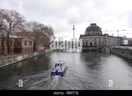 Berlino, Germania. Decimo gen, 2019. Una barca di polizia è la vela sulla Sprea verso l'Bode-Museum. Vi è stata così scarsa alimentazione idrica che il fiume di Berlino bobbed parzialmente o si fermò all'indietro. Dopo le piogge estese delle scorse settimane, tuttavia, la situazione ha attenuato. (A 'luce relax ' - Spree fluisce nuovamente avanti' dal 10.01.2019) Credito: Christina Storz/dpa/Alamy Live News Foto Stock
