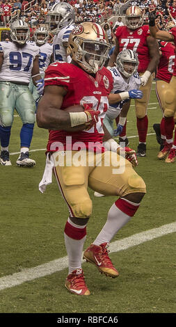 Santa Clara, California, USA. 2 Ottobre, 2016. San Francisco 49ers running back Carlos Hyde (28) rende il touchdown domenica 2 ottobre, 2016, a Levis Stadium di Santa Clara, California. Il cowboy sconfitto il 49ers 24-17. Credito: Al di Golub/ZUMA filo/Alamy Live News Foto Stock