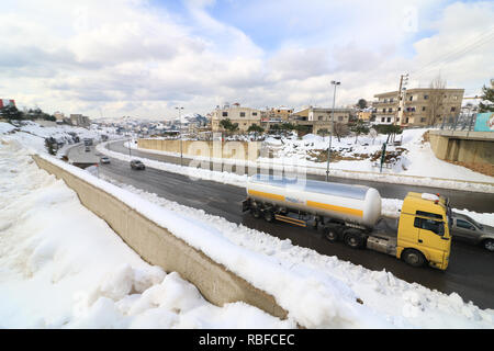 Beirut, Libano. Decimo gen, 2019. Vetture su Beirut Damasco autostrada sgombra da neve come i recenti gravi modulo meteo Storm Norma ha portato la nevicata per le zone di montagna e il villaggio a est di Beirut Credito: amer ghazzal/Alamy Live News Foto Stock