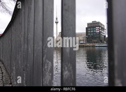 Berlino, Germania. Decimo gen, 2019. Vista sul Fiume Sprea. La torre della televisione può essere visto in background. Vi è stata così scarsa alimentazione idrica che il fiume di Berlino bobbed parzialmente o si fermò all'indietro. Dopo le piogge estese delle scorse settimane, tuttavia, la situazione ha attenuato. (A 'luce relax ' - Spree fluisce nuovamente avanti' dal 10.01.2019) Credito: Christina Storz/dpa/Alamy Live News Foto Stock