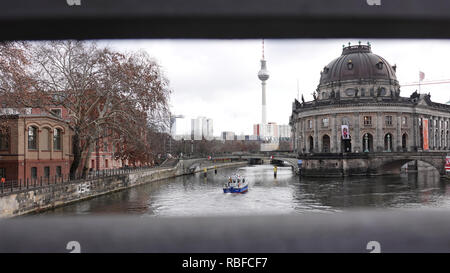 Berlino, Germania. Decimo gen, 2019. Una barca di polizia è la vela sulla Sprea verso l'Bode-Museum. Vi è stata così scarsa alimentazione idrica che il fiume di Berlino bobbed parzialmente o si fermò all'indietro. Dopo le piogge estese delle scorse settimane, tuttavia, la situazione ha attenuato. (A 'luce relax ' - Spree fluisce nuovamente avanti' dal 10.01.2019) Credito: Christina Storz/dpa/Alamy Live News Foto Stock