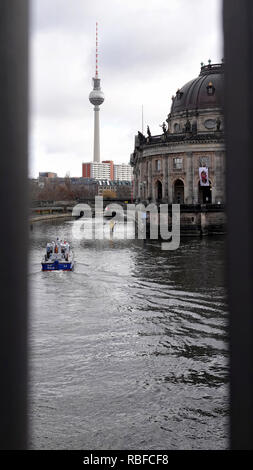 Berlino, Germania. Decimo gen, 2019. Una barca di polizia è la vela sulla Sprea verso l'Bode-Museum. Vi è stata così scarsa alimentazione idrica che il fiume di Berlino bobbed parzialmente o si fermò all'indietro. Dopo le piogge estese delle scorse settimane, tuttavia, la situazione ha attenuato. (A 'luce relax ' - Spree fluisce nuovamente avanti' dal 10.01.2019) Credito: Christina Storz/dpa/Alamy Live News Foto Stock