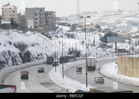 Beirut, Libano. Decimo gen, 2019. Le zone di montagna e villaggi a est di Beirut sono stati colpiti con fresca neve pesante a causa del recente maltempo dalla tempesta Norma Credito: amer ghazzal/Alamy Live News Foto Stock