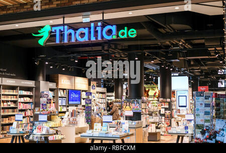 Berlino, Germania. Decimo gen, 2019. Il logo Thalia sopra l'entrata di un Thalia bookstore. In Germania la più grande catena di bookselling Thalia e Mayersche Buchhandlung - il numero 4 sul mercato - Unisci. Credito: Jens Kalaene/dpa-Zentralbild/dpa/Alamy Live News Foto Stock