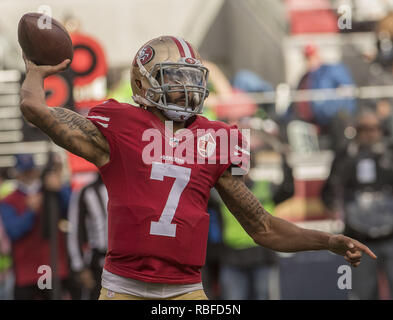 Santa Clara, California, USA. 1a gen, 2017. San Francisco 49ers quarterback Colin Kaepernick (7), domenica 1 gennaio 2017, a Levis Stadium di Santa Clara, California. Il Seahawks sconfitto il 49ers 25-23. Credito: Al di Golub/ZUMA filo/Alamy Live News Foto Stock