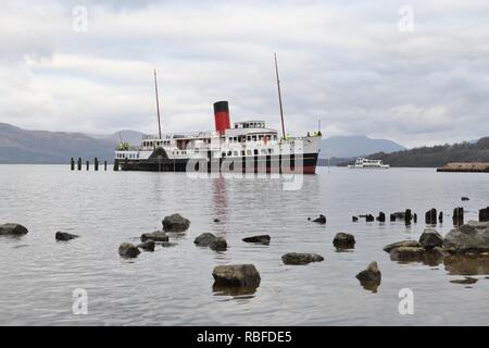 Balloch, Loch Lomond, Regno Unito. 10 gennaio 2019. REGNO UNITO. I tentativi di rimuovere la Maid of the Loch dal Loch Lomond a Balloch oggi fallirono quando la culla che supportava il peso della nave si schiantò e la nave scivolò di nuovo in acqua. PS Maid del Loch è l'ultimo vaporizzatore a pale costruito in Gran Bretagna e fu rimosso per lavori di ristrutturazione e restauro. Foto Stock