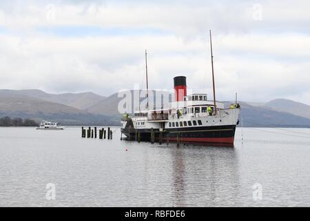 Balloch, Loch Lomond, Regno Unito. 10 gennaio 2019. REGNO UNITO. I tentativi di rimuovere la Maid of the Loch dal Loch Lomond a Balloch oggi fallirono quando la culla che supportava il peso della nave si schiantò e la nave scivolò di nuovo in acqua. PS Maid del Loch è l'ultimo vaporizzatore a pale costruito in Gran Bretagna e fu rimosso per lavori di ristrutturazione e restauro. Foto Stock