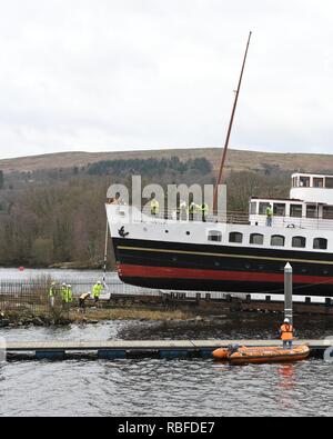 Balloch, Loch Lomond, Regno Unito. 10 gennaio 2019. REGNO UNITO. I tentativi di rimuovere la Maid of the Loch dal Loch Lomond a Balloch oggi fallirono quando la culla che supportava il peso della nave si schiantò e la nave scivolò di nuovo in acqua. PS Maid del Loch è l'ultimo vaporizzatore a pale costruito in Gran Bretagna e fu rimosso per lavori di ristrutturazione e restauro. Foto Stock