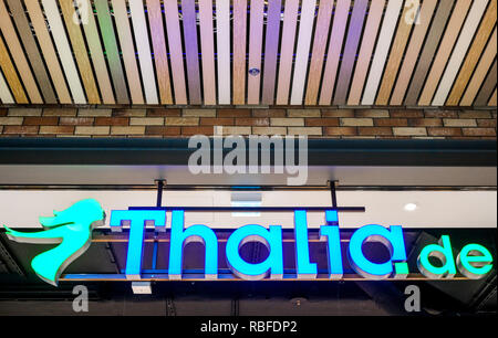 Berlino, Germania. Decimo gen, 2019. Il logo Thalia sopra l'entrata di un Thalia bookstore. In Germania la più grande catena di bookselling Thalia e Mayersche Buchhandlung - il numero 4 sul mercato - Unisci. Credito: Jens Kalaene/dpa-Zentralbild/dpa/Alamy Live News Foto Stock