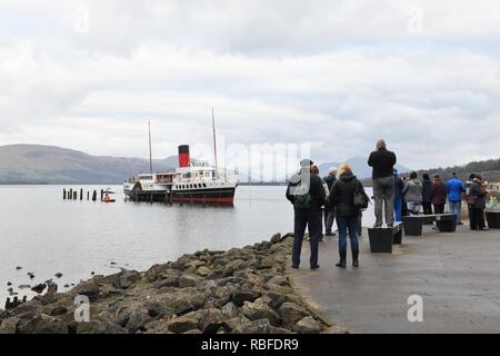 Balloch, Loch Lomond, Regno Unito. 10 gennaio 2019. REGNO UNITO. I tentativi di rimuovere la Maid of the Loch dal Loch Lomond a Balloch oggi fallirono quando la culla che supportava il peso della nave si schiantò e la nave scivolò di nuovo in acqua. PS Maid del Loch è l'ultimo vaporizzatore a pale costruito in Gran Bretagna e fu rimosso per lavori di ristrutturazione e restauro. Foto Stock