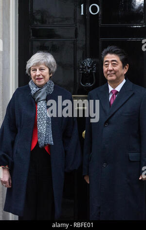 Londra, Regno Unito. Decimo gen, 2019. Il primo ministro Theresa Maggio e il Primo Ministro giapponese Shinzo Abe stand al di fuori 10 Downing Street prima di colloqui. Temi discussi includeranno il Regno Unito ultimi accordi per il ritiro dall'Unione europea. Credito: Mark Kerrison/Alamy Live News Foto Stock