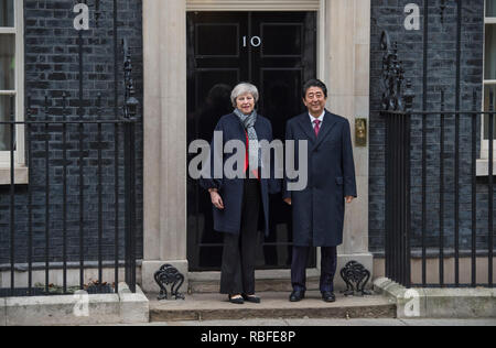 10 Downing Street, Londra, Regno Unito. Il 10 gennaio, 2019. Il Primo Ministro inglese Theresa Maggio accoglie con favore il primo ministro Abe del Giappone di colloqui a Downing Street. Credito: Malcolm Park/Alamy Live News. Foto Stock