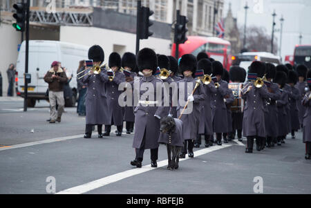 10 Downing Street, Londra, Regno Unito. Il 10 gennaio, 2019. Il Primo Ministro inglese Theresa Maggio accoglie con favore il primo ministro Abe del Giappone di colloqui a Downing Street. La Band e la Guardia d'onore dell'irlandese Guardie marzo torna a Wellington caserme dopo la cerimonia di benvenuto presso il Foreign and Commonwealth Office cortile, guidato dalla mascotte del reggimento Domhnall, salutando il Cenotafio che passano. Credito: Malcolm Park/Alamy Live News. Foto Stock