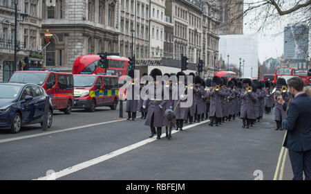 10 Downing Street, Londra, Regno Unito. Il 10 gennaio, 2019. Il Primo Ministro inglese Theresa Maggio accoglie con favore il primo ministro Abe del Giappone di colloqui a Downing Street. La Band e la Guardia d'onore dell'irlandese Guardie marzo torna a Wellington caserme dopo la cerimonia di benvenuto presso il Foreign and Commonwealth Office cortile, guidato dalla mascotte del reggimento Domhnall, salutando il Cenotafio che passano. Credito: Malcolm Park/Alamy Live News. Foto Stock