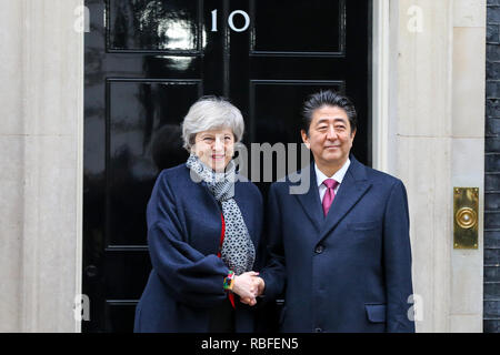 Londra, Regno Unito. Decimo gen, 2019. Il Primo Ministro inglese Theresa Maggio ed il Primo Ministro Shinzo del Giappone sono visibili sui passi del n. 10 di Downing Street. Credito: Dinendra Haria/SOPA Immagini/ZUMA filo/Alamy Live News Foto Stock