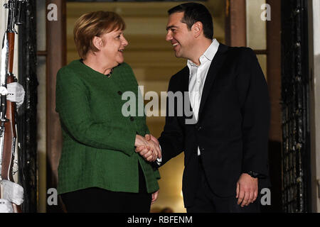 Atene, Grecia. Decimo gen, 2019. Alexis Tsipras, Primo ministro della Grecia, accoglie il Cancelliere tedesco Angela Merkel (CDU). Credito: Angelos Tzortzinis/dpa/Alamy Live News Foto Stock