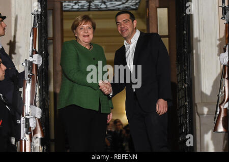 Atene, Grecia. Decimo gen, 2019. Alexis Tsipras, Primo ministro della Grecia, accoglie il Cancelliere tedesco Angela Merkel (CDU). Credito: Angelos Tzortzinis/dpa/Alamy Live News Foto Stock