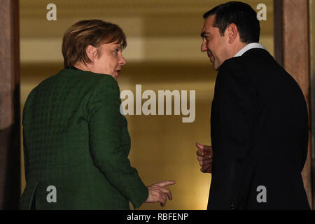 Atene, Grecia. Decimo gen, 2019. Alexis Tsipras, Primo ministro della Grecia, parla al cancelliere Angela Merkel (CDU) dopo il discorso di benvenuto. Credito: Angelos Tzortzinis/dpa/Alamy Live News Foto Stock