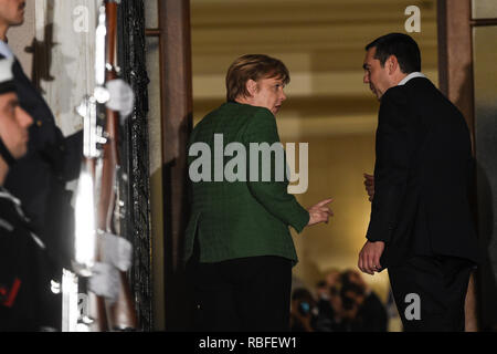 Atene, Grecia. Decimo gen, 2019. Alexis Tsipras, Primo ministro della Grecia, parla al cancelliere Angela Merkel (CDU) dopo il discorso di benvenuto. Credito: Angelos Tzortzinis/dpa/Alamy Live News Foto Stock