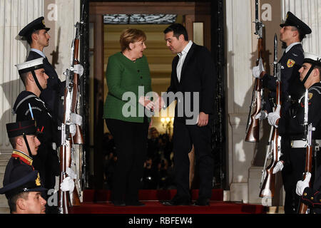 Atene, Grecia. Decimo gen, 2019. Alexis Tsipras, Primo ministro della Grecia, accoglie il Cancelliere tedesco Angela Merkel (CDU). Credito: Angelos Tzortzinis/dpa/Alamy Live News Foto Stock