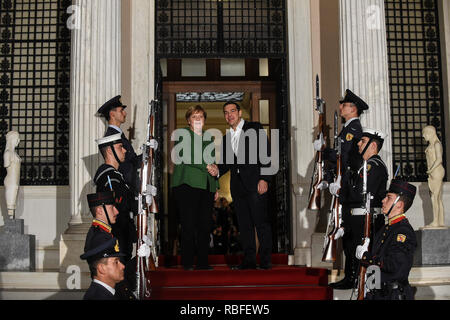 Atene, Grecia. Decimo gen, 2019. Alexis Tsipras, Primo ministro della Grecia, accoglie il Cancelliere tedesco Angela Merkel (CDU). Credito: Angelos Tzortzinis/dpa/Alamy Live News Foto Stock