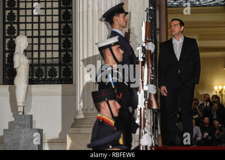 Atene, Grecia. Decimo gen, 2019. Il Primo Ministro greco, Alexis Tsipras si aspetta il Cancelliere Merkel. Credito: Angelos Tzortzinis/dpa/Alamy Live News Foto Stock