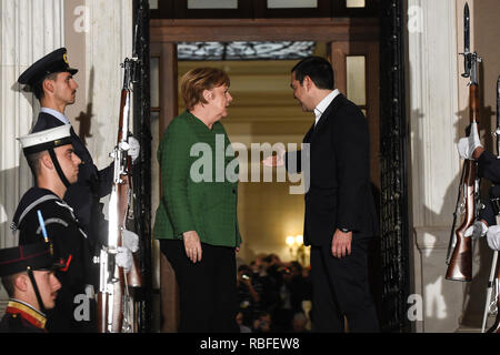 Atene, Grecia. Decimo gen, 2019. Alexis Tsipras, Primo ministro della Grecia, accoglie il Cancelliere tedesco Angela Merkel (CDU). Credito: Angelos Tzortzinis/dpa/Alamy Live News Foto Stock