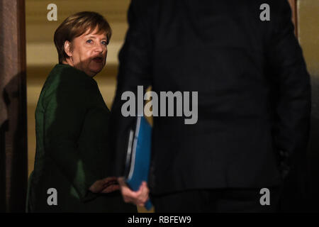 Atene, Grecia. Decimo gen, 2019. Il cancelliere Angela Merkel arriva a un incontro con il Primo Ministro greco Tsipras. Credito: Angelos Tzortzinis/dpa/Alamy Live News Foto Stock