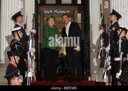 Atene, Grecia. Decimo gen, 2019. Alexis Tsipras, Primo ministro della Grecia, accoglie il Cancelliere tedesco Angela Merkel (CDU). Credito: Angelos Tzortzinis/dpa/Alamy Live News Foto Stock