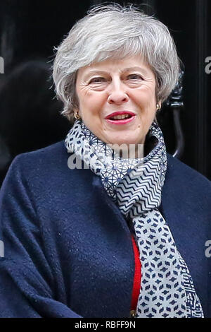 A Downing Street, Londra, Regno Unito. Decimo gen, 2019. Il Primo Ministro inglese Theresa Maggio sui passi del n. 10 di Downing Street. Credito: Dinendra Haria/Alamy Live News Foto Stock