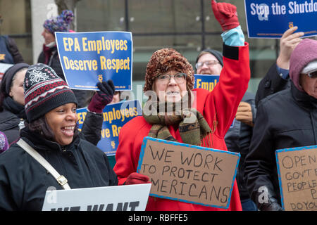 Detroit, Michigan STATI UNITI D'America - 10 Gennaio 2019 - Marshia Cordray (centro), un lavoratore presso la Food & Drug Administration, unisce i dipendenti governativi di rally a livello Federale McNamara edificio per protestare contro il governo di parziale chiusura. La protesta era guidata dalla Federazione Americana di dipendenti del governo (AFGE). Molte agenzie governative sono state chiuse dopo che il Congresso non accetterebbe di Presidente Trump la domanda per 5 miliardi di dollari per la costruzione di un muro lungo la frontiera messicana. Credito: Jim West/Alamy Live News Foto Stock