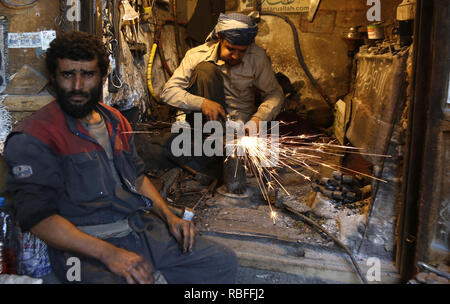 (190110) -- SANAA, gen. 10, 2019 (Xinhua) -- un fabbro opere all'interno di un workshop in un mercato di Sanaa Città Vecchia, Yemen, a gennaio 10, 2019. In risposta agli sforzi in corso per tenere un nuovo ciclo di colloqui di pace, Yemenis speranza che hanno finalmente riuscire a terminare il loro quattro anni di sofferenza dalla guerra, dalla violenza e dalla povertà. (Xinhua/Mohammed Mohammed) Foto Stock