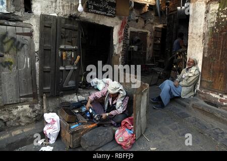 (190110) -- SANAA, gen. 10, 2019 (Xinhua) -- un fabbro lavora al di fuori di un workshop in un mercato di Sanaa Città Vecchia, Yemen, a gennaio 10, 2019. In risposta agli sforzi in corso per tenere un nuovo ciclo di colloqui di pace, Yemenis speranza che hanno finalmente riuscire a terminare il loro quattro anni di sofferenza dalla guerra, dalla violenza e dalla povertà. (Xinhua/Mohammed Mohammed) Foto Stock