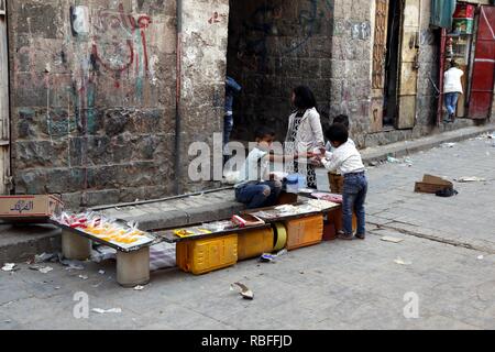 (190110) -- SANAA, gen. 10, 2019 (Xinhua) -- Un bambino distributore vende caramelle agli altri bambini in una strada a Sanaa Città Vecchia, Yemen, a gennaio 10, 2019. In risposta agli sforzi in corso per tenere un nuovo ciclo di colloqui di pace, Yemenis speranza che hanno finalmente riuscire a terminare il loro quattro anni di sofferenza dalla guerra, dalla violenza e dalla povertà. (Xinhua/Mohammed Mohammed) Foto Stock