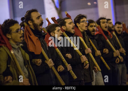 Atene, Grecia. Decimo gen, 2019. I partecipanti ad un'azione di protesta dalla sinistra organizzazioni contro quella del Cancelliere Merkel chiamata per slogan. Credit: Socrates Baltagiannis/dpa/Alamy Live News Foto Stock