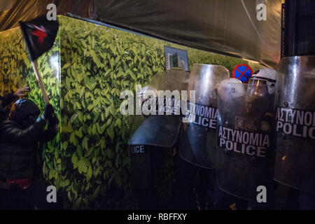 Atene, Grecia. Decimo gen, 2019. Durante una azione di protesta dalla sinistra organizzazioni contro quella del Cancelliere Merkel, non vi sono scontri con la polizia. Credit: Socrates Baltagiannis/dpa/Alamy Live News Foto Stock